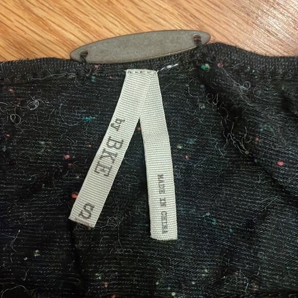 Gimmicks by BKE speckled top with embroidered sleeve and lace cut out size small - Picture 6 of 7